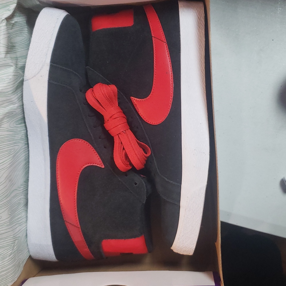 NIKE SB Blazers - size 11 (Brand New w/Matching NIKE Basketball Shorts)